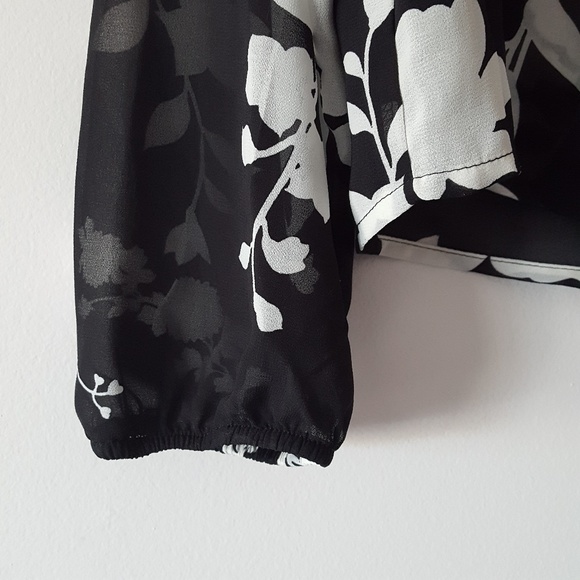 🆕️Floral Chiffon Wrap Top Size Medium - Picture 3 of 5